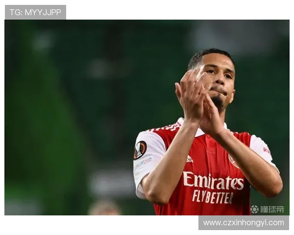 萨利巴庆祝踢飞备用球 小球童无奈摊手 萨利巴庆祝踢飞备用球 小球童无奈摊手